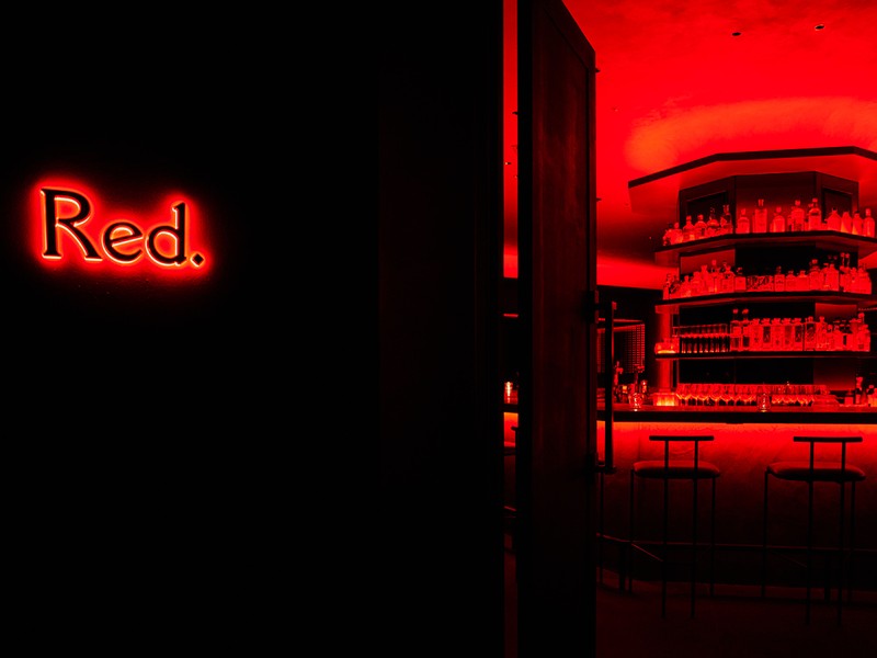 対談の舞台は「Bar Red.」へ。エントランス等のチルアウトな雰囲気から一変、赤と黒で統一された空間はニューヨークやベルリンなどのモダンなバーを彷彿とさせます。