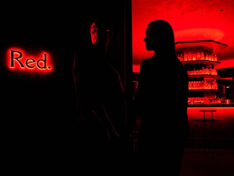 真っ黒な扉を開けば赤と黒の世界が広がる「Bar Red.」に。