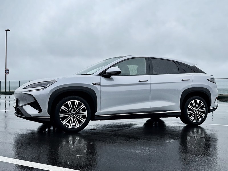 BYD SUV シーライオン7 ルーフラインは円弧をえがくようなカーブで、実用性とスタイリッシュさをともに追求。