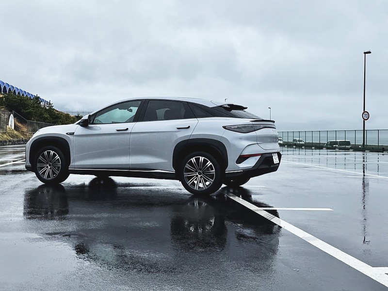 BYD SUV シーライオン7 AWDモデルでは前後のトルクを電子制御してつねに最適な駆動力を実現。