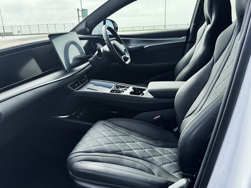 BYD SUV シーライオン7 ホールド性のよいハイバックタイプのシート(写真はAWD)。