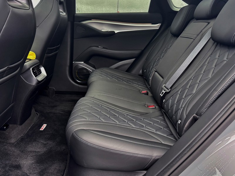 BYD SUV シーライオン7 リアシートは床面にセンタートンネルがなく広々としている。