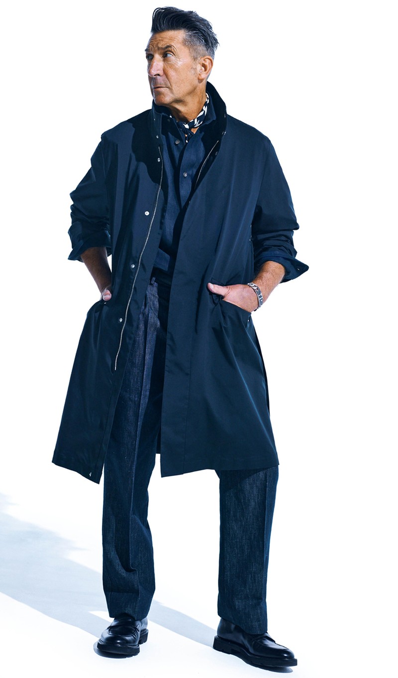 コート9万4600円／マッキントッシュ ロンドン（SANYO SHOKAI カスタマーサポート）、シャツ3万4100円／コーティングス、スカーフ3万1900円／アット ヴァンヌッチ（ともにビームス 六本木ヒルズ）、パンツ6万1600円／ピーティー トリノ（PT JAPAN）、シューズ26万9500円／ジョンロブ（ジョン ロブ ジャパン）、ブレスレット245万1900円／ビジュピコ（ビジュピコ 徳島店）