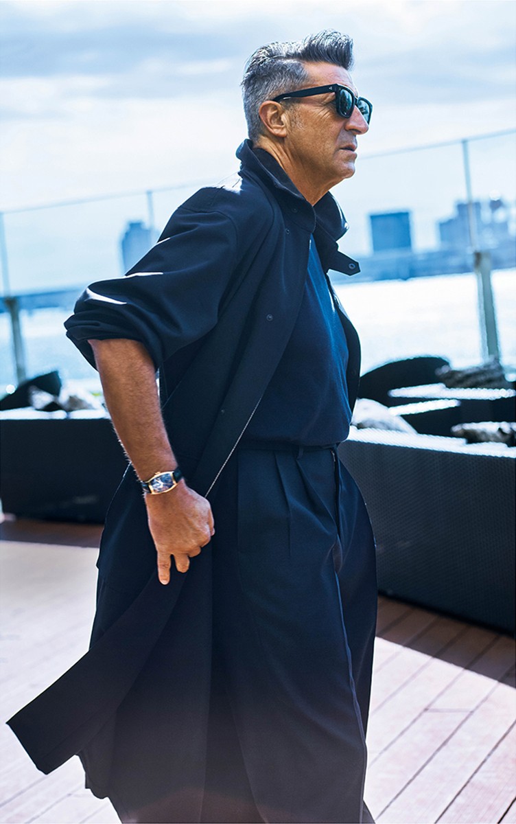 コート12万1000円、パンツ4万6200円/ともにオーラリー、ニット3万8500円/ジョン スメドレー(リーミルズ エージェンシー)、サングラス6万1820円/オリバーピープルズ(ルックスオティカジャパン カスタマーサービス)、時計313万5000円/フランク ミュラー(フランク ミュラー ウォッチランド東京)