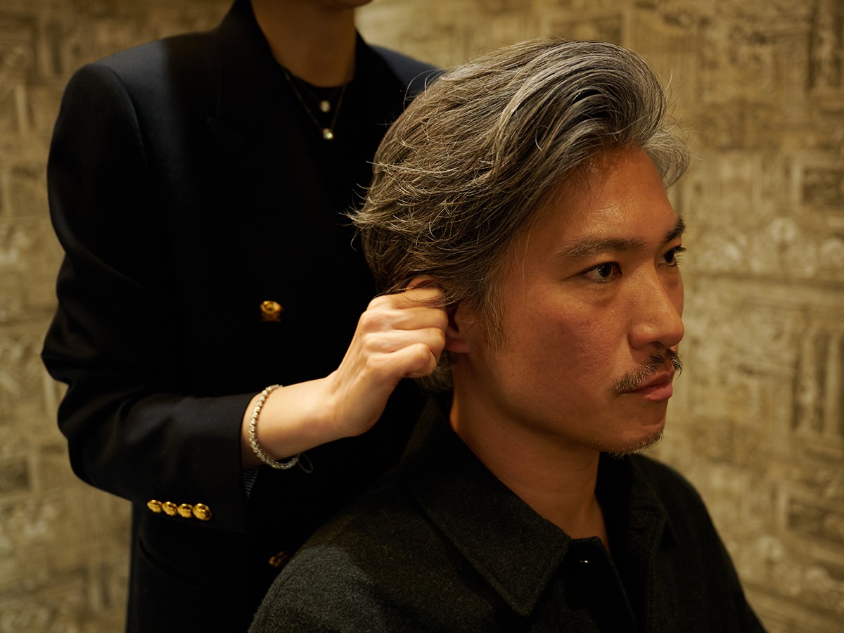早速施術スタート。今回ご紹介する「エメラルドセラピー」は、東京・青山にある一軒家の美容室「ラグエル」内にあります。パーソナルな個室があり、そこで施術してもらえるんです。