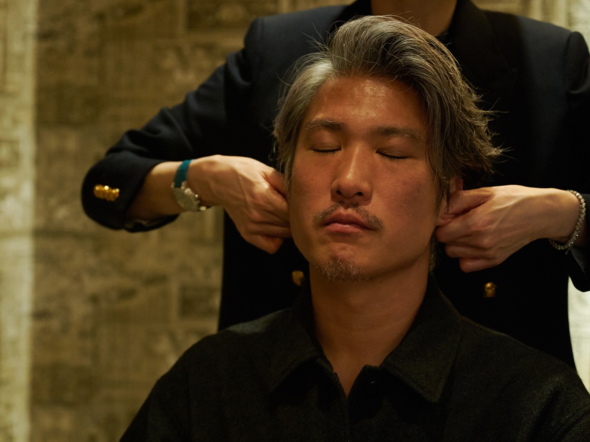 数分の間、耳をマッサージしてもらっただけで血流がよくなり、くすんだ顔色がパッと明るく精気が戻ります。しかも緩んだ輪郭がキュッと引きあがって、シャープになっていくのが分かる!ので驚きです。