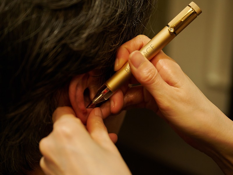 つぼ押しスティックは、症状の良くないつぼを刺激すると、光って知らせてくれる耳つぼ探知機能付き。痛~いところはまさに調子が悪くて疲れている証拠です。「あ、自分のここが悪いんだ」と要注意のカラダの部位をしっかり自覚できるのもグッドです。