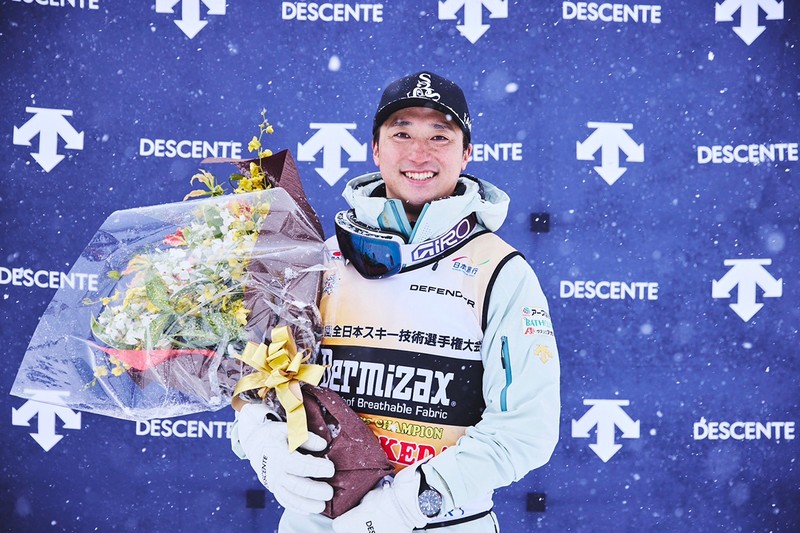 武田 竜選手  スキー技術選6連覇　スキーウエア（上）7万2600円、（下）6万3800円／デサント（デサントジャパン お客様相談室） SAJ令和7承認第00248号