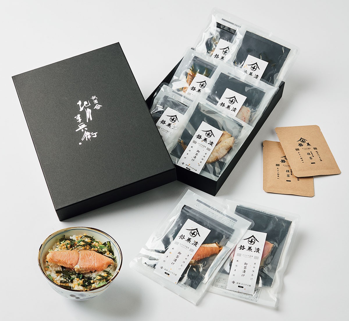 定番の鮭をはじめ、蟹、フグ、牡蠣、鰻、金目鯛、金華鯖、蛤の8種類が食べ比べられる贅沢すぎるお茶漬け