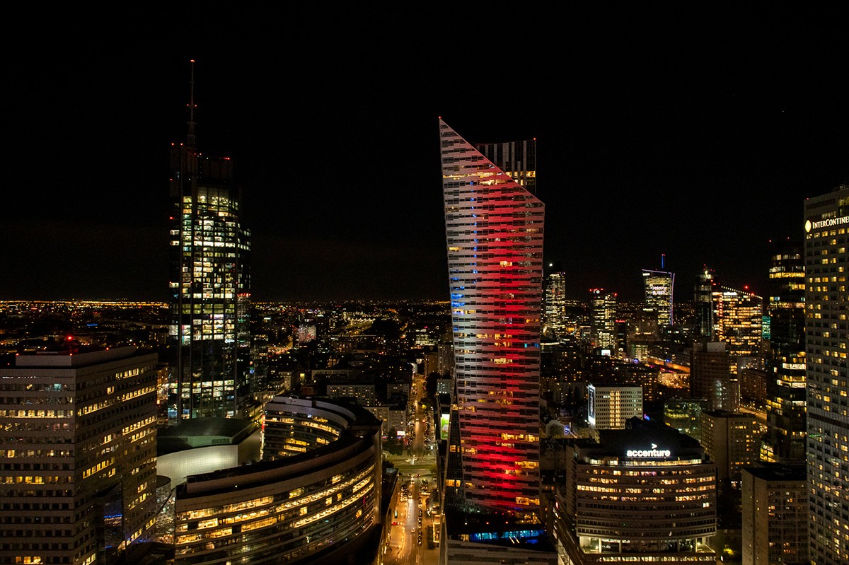 赤く光るビルは、その形状から「帆」と呼ばれる高層マンション。