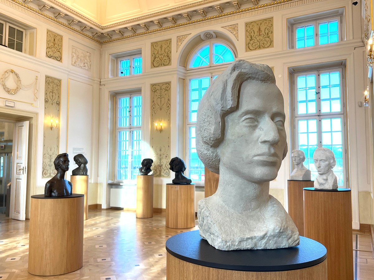 「フレデリック・ショパン博物館」でのショパン彫像展。筆者撮影。
