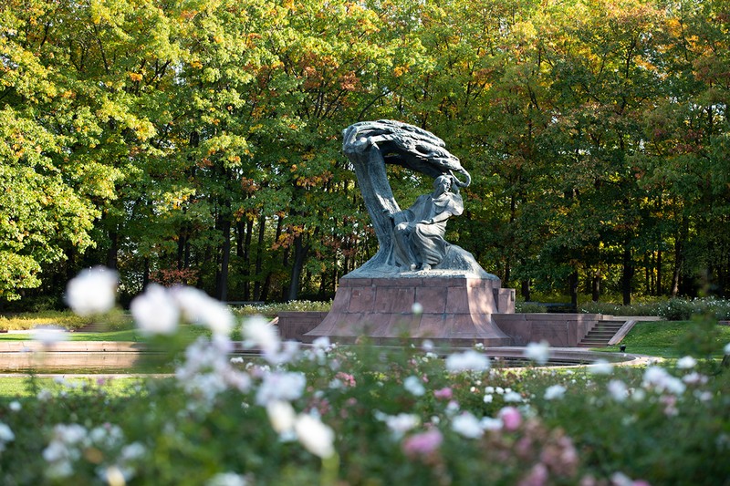 ワジェンキ公園にあるショパン像。この像の横で、毎年5月~9月、日曜の正午と16時にピアノコンサートが開催されます。
