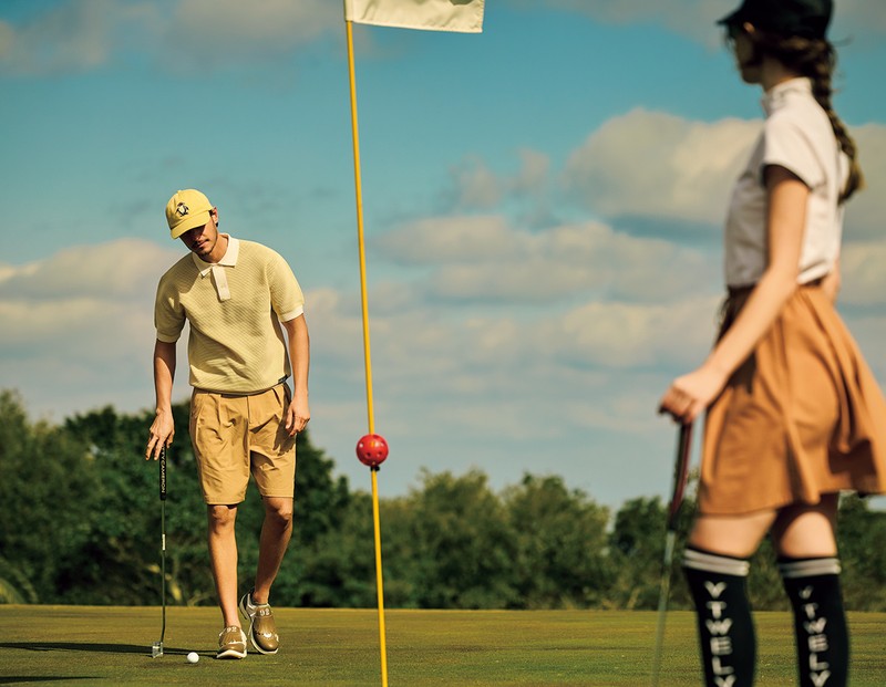 男性●ポロシャツ1万7600円／トラヴィスマシュー（キャロウェイゴルフ お客様ダイヤル）、ソックス2090円／ロサーセン（グリップインターナショナル）、シューズ7万4800円／ノーベ・プント・ドゥーエ ゴルフプロ（ノーベ・プント・ドゥーエ ゴルフプロ プレスルーム）