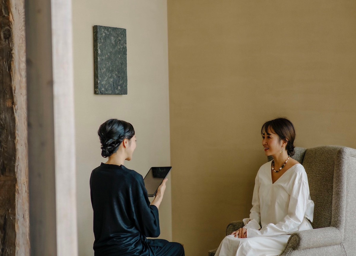 個別相談の様子は、女性モデルでお届けします。写真提供／THE HUNDRED WELLNESS SALON