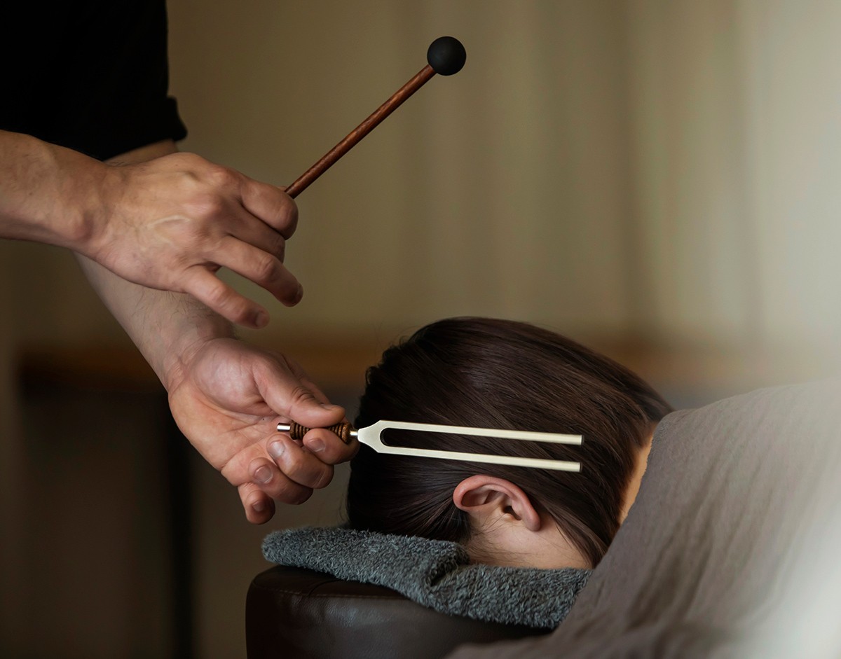 こちらの施術の様子は、女性モデルでお届けします。写真提供／THE HUNDRED WELLNESS SALON