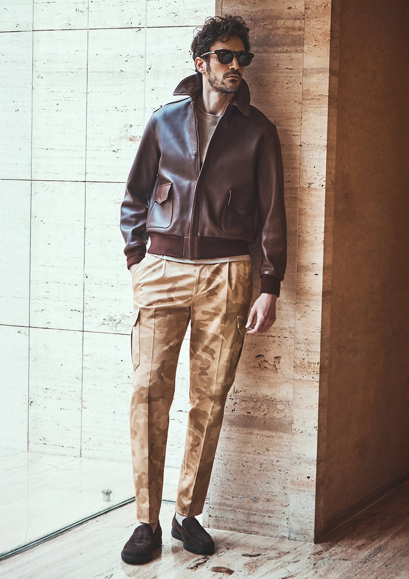 パンツ6万3800円／ティージーティー、ブルゾン98万7800円／シャパル、カットソー4万2900円／ピーティー トリノ、靴14万1900円／ブリオーニ、サングラス4万1800円／ロッツァ×ダブルジェイケイ（すべて買えるLEON）