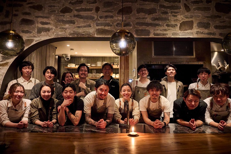 「natuRe」「CENSU」のスタッフの皆さま。オープンキッチンから見える真剣な眼差しと楽しそうな様子、とても魅力的でした！