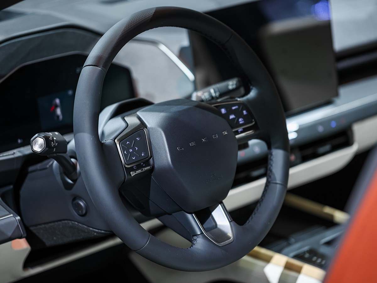 ステアリングホールのボスにLの字でなくLEXUSと入った。