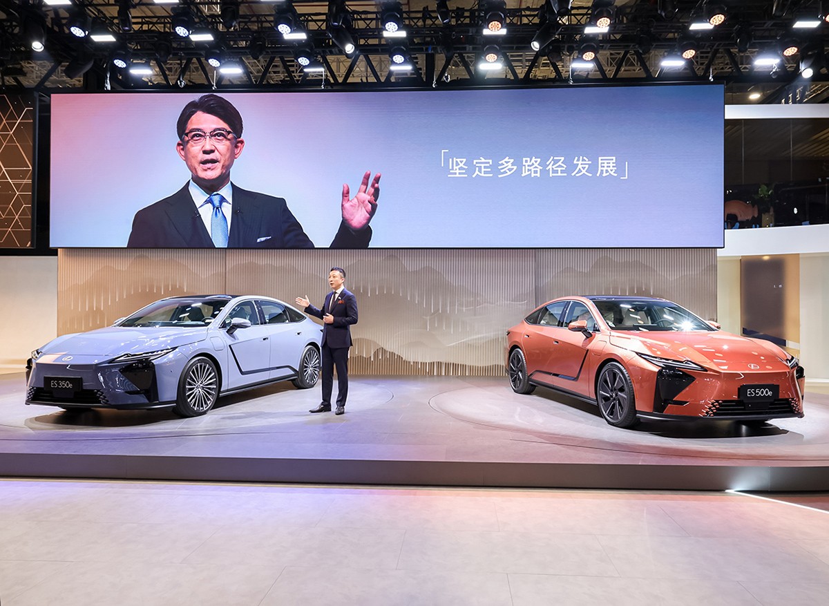 トヨタ中国の李総経理のプレゼンでは「マルチパスウェイで発展する」という意味の言葉とともにトヨタ自動車の佐藤恒治代表取締役社長の姿が映し出された。