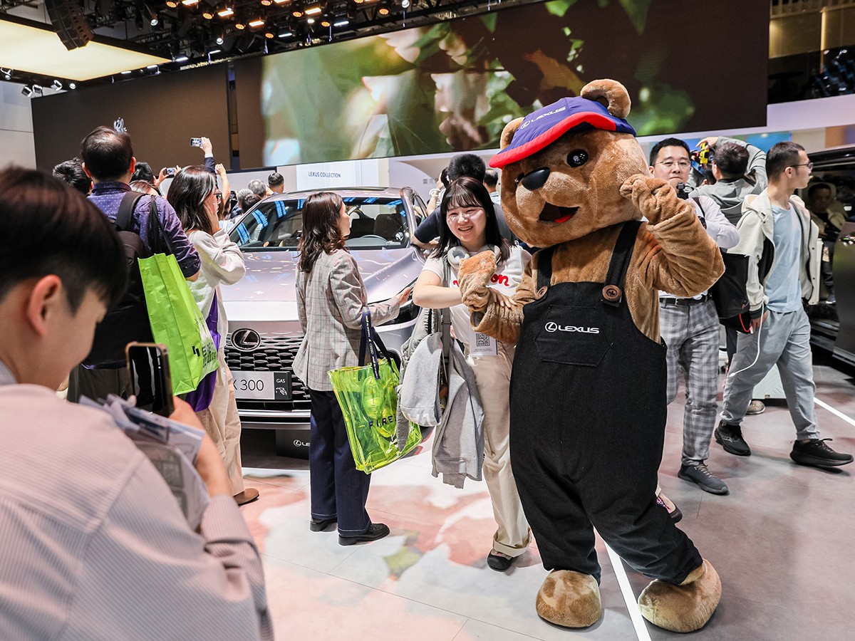 クマの着ぐるみなど中国ではかわいいものがブースの客寄せに役立つもよう。