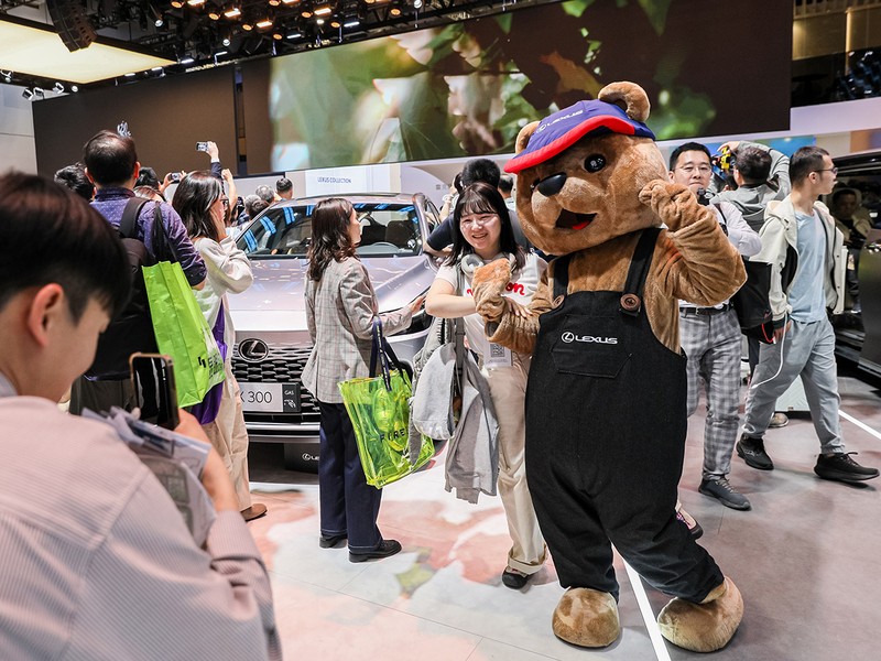 クマの着ぐるみなど中国ではかわいいものがブースの客寄せに役立つもよう。