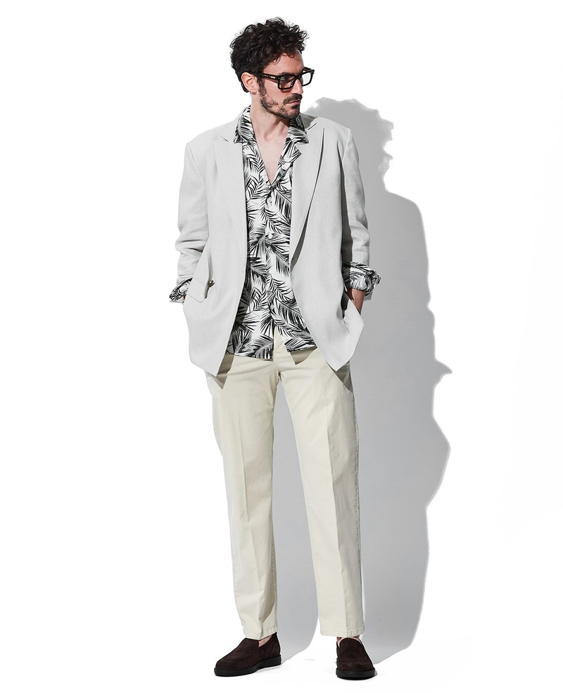 パンツ4万6200円/ピーティー トリノ、ジャケット33万円/タエ アシダ、シャツ3万9600円/コロニークロージング、靴14万1900円/ブリオーニ、ネックレスチェーン9万3500円〜、ペンダントトップ20万9000円/ともにジャスティン デイビス(すべて買えるLEON)