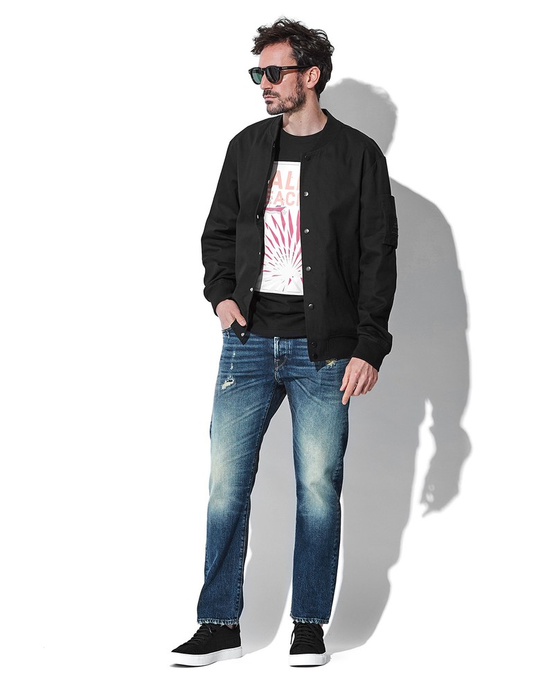 デニム5万1700円、ブルゾン5万8300円/ともにリプレイ、カットソー1万4300円/オウサム、靴4万7300円/ハイドアンドジャック、サングラス4万1800円/ロッツァ×ダブルジェイケイ(すべて買えるLEON)