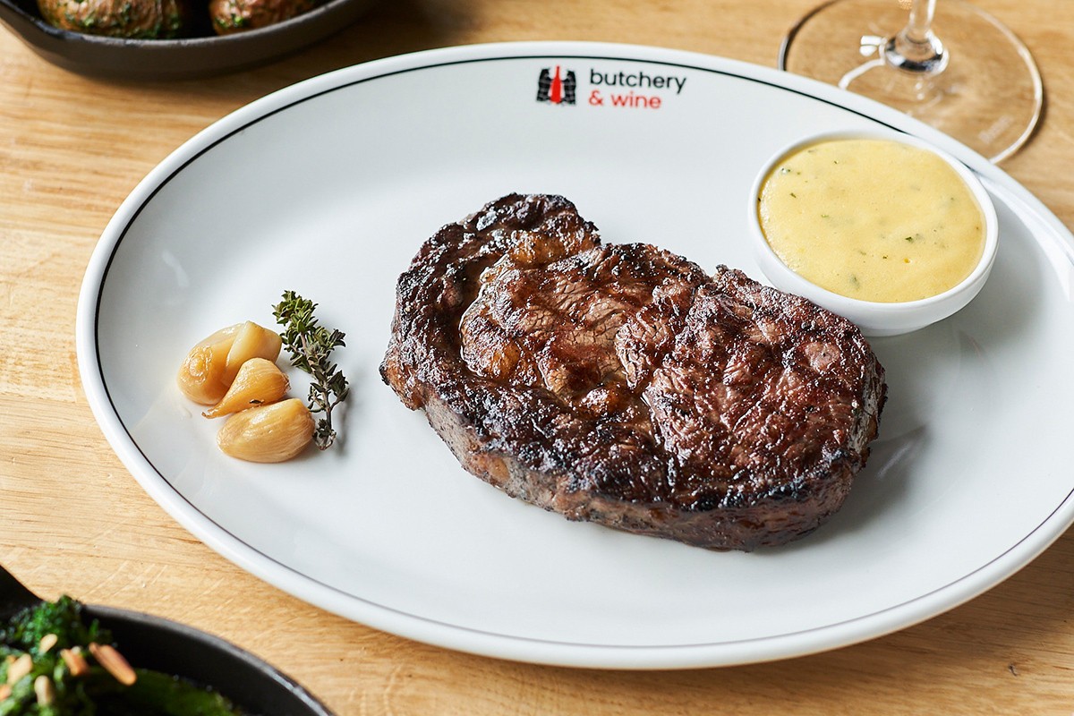 butchery & wine ステーキはもちろん、牛タンや牛ハム、骨髄など肉料理は15種以上。