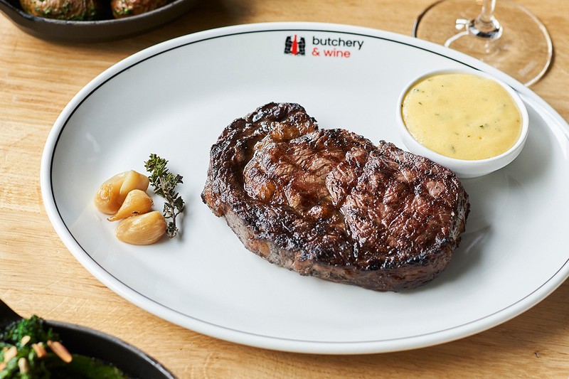 butchery & wine ステーキはもちろん、牛タンや牛ハム、骨髄など肉料理は15種以上。