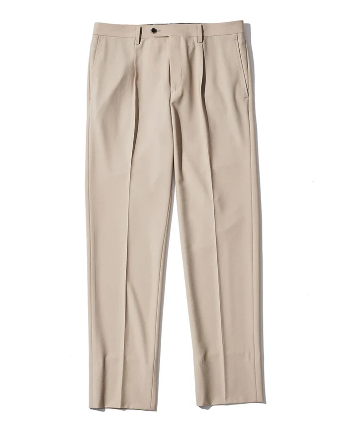 パンツ3万7400円／アクアスキュータム（買えるLEON）