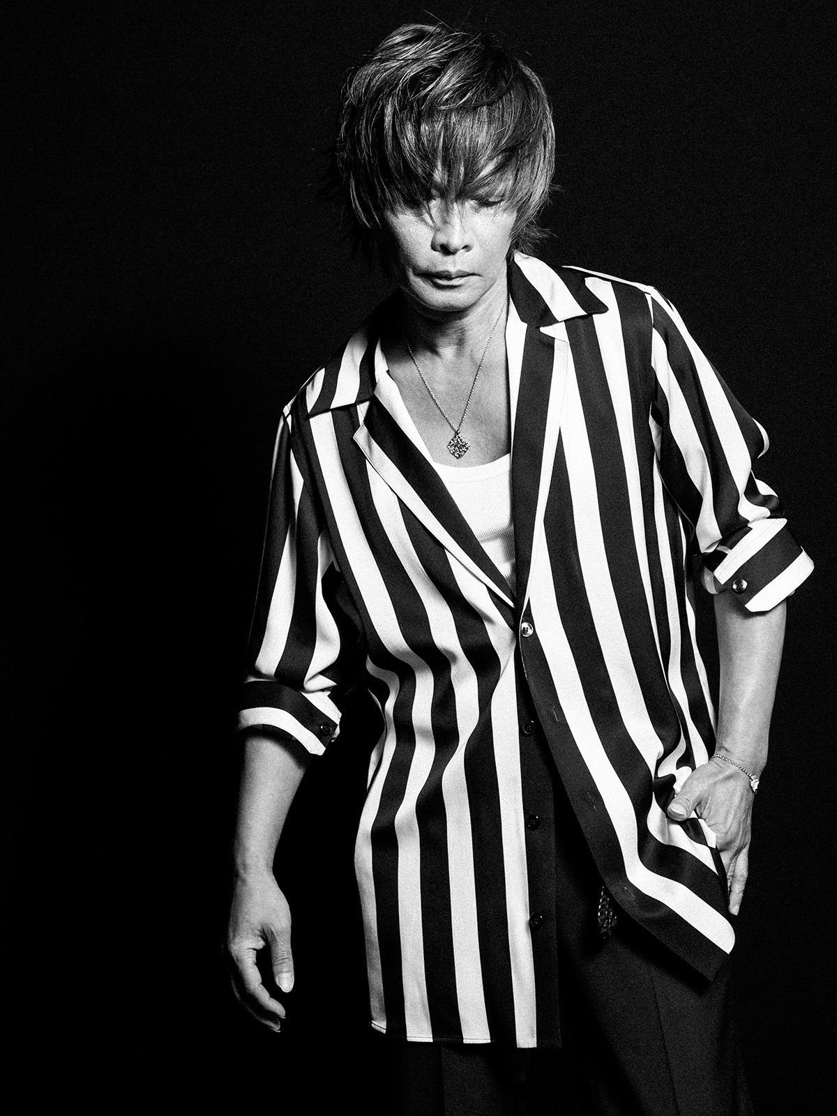 INORAN シャツ29万7400円、タンクトップ6万2700円、パンツ12万5400円、ベルト14万3000円、ネックレス8万1400円、ブレスレット5万2800円/すべてドルチェ&ガッバーナ(ドルチェ&ガッバーナ ジャパン)、サングラス3万9400円/ドルチェ&ガッバーナ(ルックスオティカジャパン カスタマーサービス)