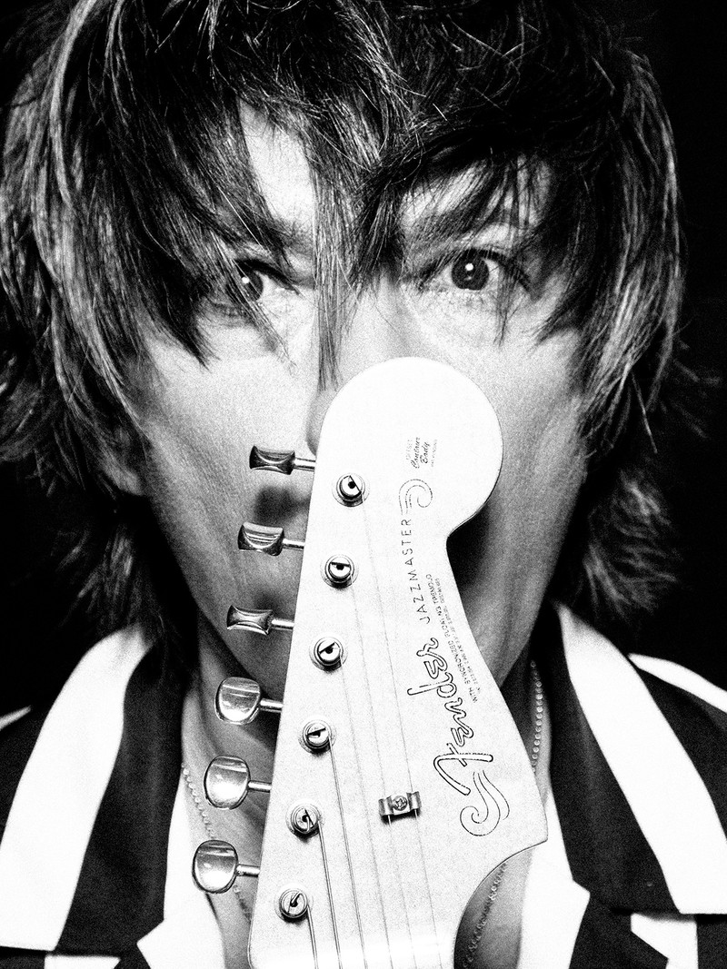 INORAN　シャツ29万7400円、タンクトップ6万2700円、パンツ12万5400円、ベルト14万3000円、ネックレス8万1400円、ブレスレット5万2800円／すべてドルチェ&ガッバーナ（ドルチェ&ガッバーナ ジャパン）、サングラス3万9400円／ドルチェ&ガッバーナ（ルックスオティカジャパン カスタマーサービス）