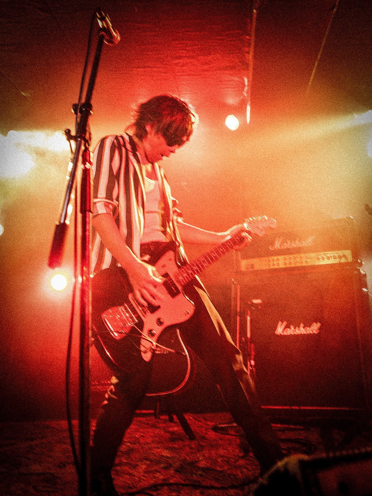 INORAN シャツ29万7400円、タンクトップ6万2700円、パンツ12万5400円、ベルト14万3000円、ネックレス8万1400円、ブレスレット5万2800円/すべてドルチェ&ガッバーナ(ドルチェ&ガッバーナ ジャパン)、サングラス3万9400円/ドルチェ&ガッバーナ(ルックスオティカジャパン カスタマーサービス)