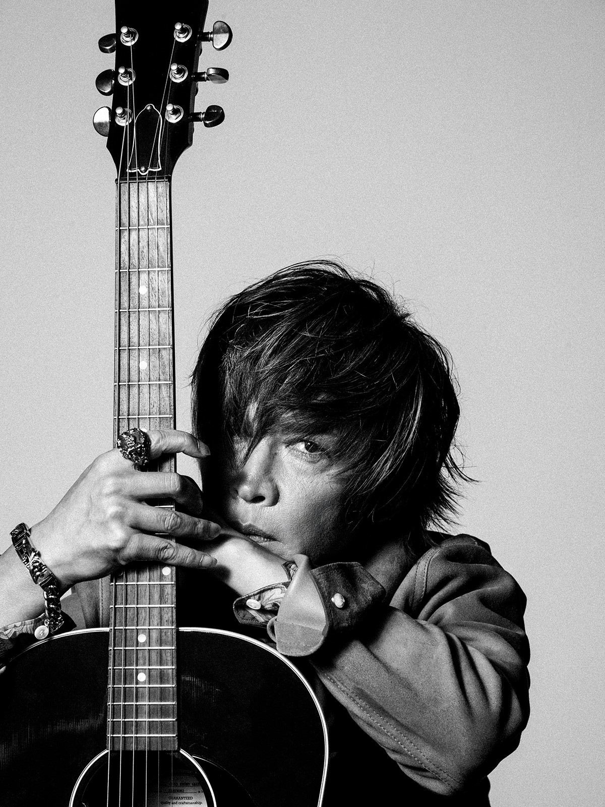 INORAN ジャケット58万800円、シャツ27万2800円、タンクトップ3万800円、パンツ18万400円、ベルト6万8200円、ネックレス6万7100円、リング6万9300円、ブレスレット15万8400円、サングラス4万4550円/すべてヴェルサーチェ(ヴェルサーチェ ジャパン)