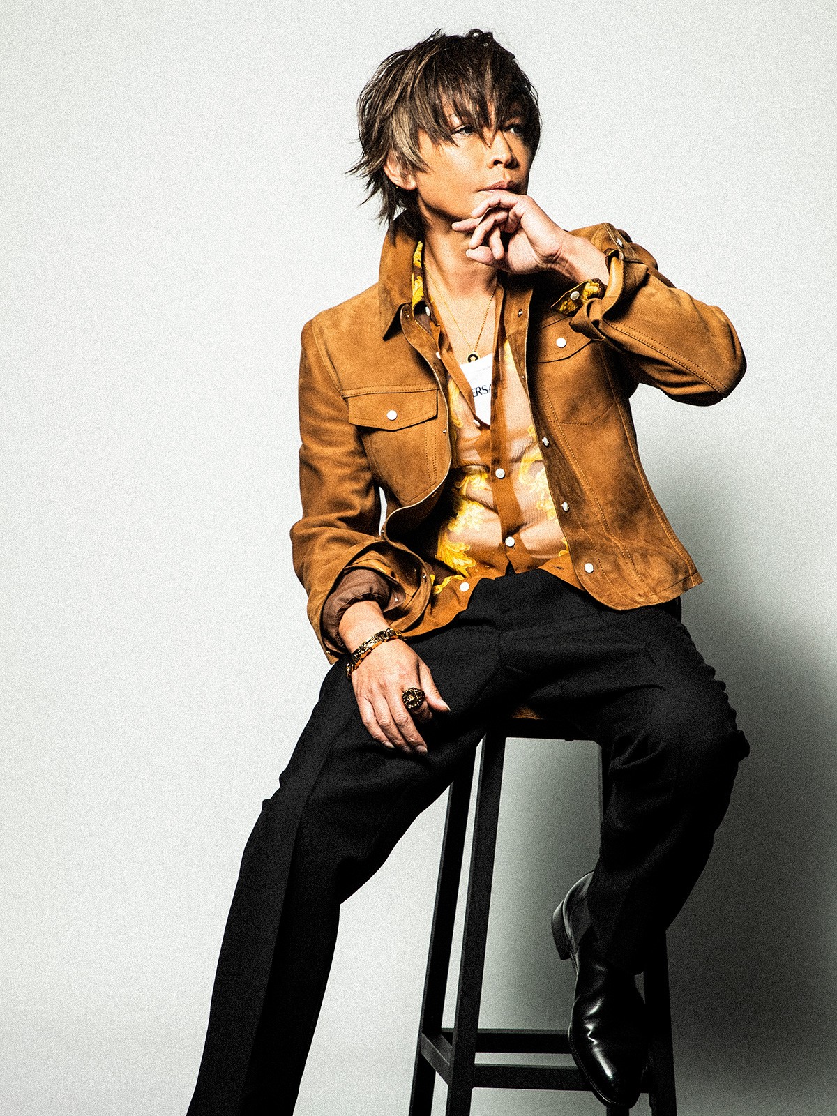 INORAN ジャケット58万800円、シャツ27万2800円、タンクトップ3万800円、パンツ18万400円、ベルト6万8200円、ネックレス6万7100円、リング6万9300円、ブレスレット15万8400円、サングラス4万4550円/すべてヴェルサーチェ(ヴェルサーチェ ジャパン)