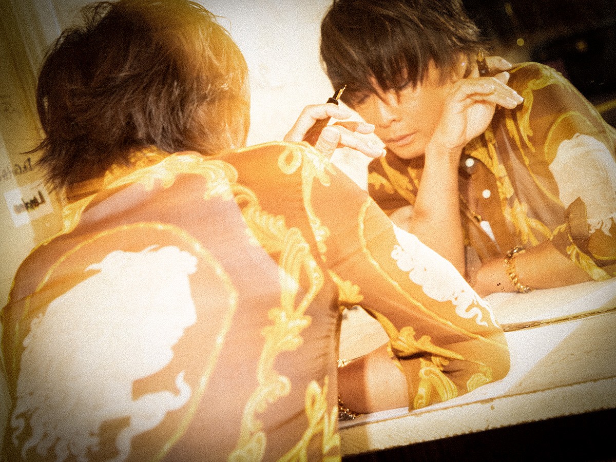 INORAN ジャケット58万800円、シャツ27万2800円、タンクトップ3万800円、パンツ18万400円、ベルト6万8200円、ネックレス6万7100円、リング6万9300円、ブレスレット15万8400円、サングラス4万4550円/すべてヴェルサーチェ(ヴェルサーチェ ジャパン) 万年筆16万600円/モンブラン(モンブランお客様サポート)