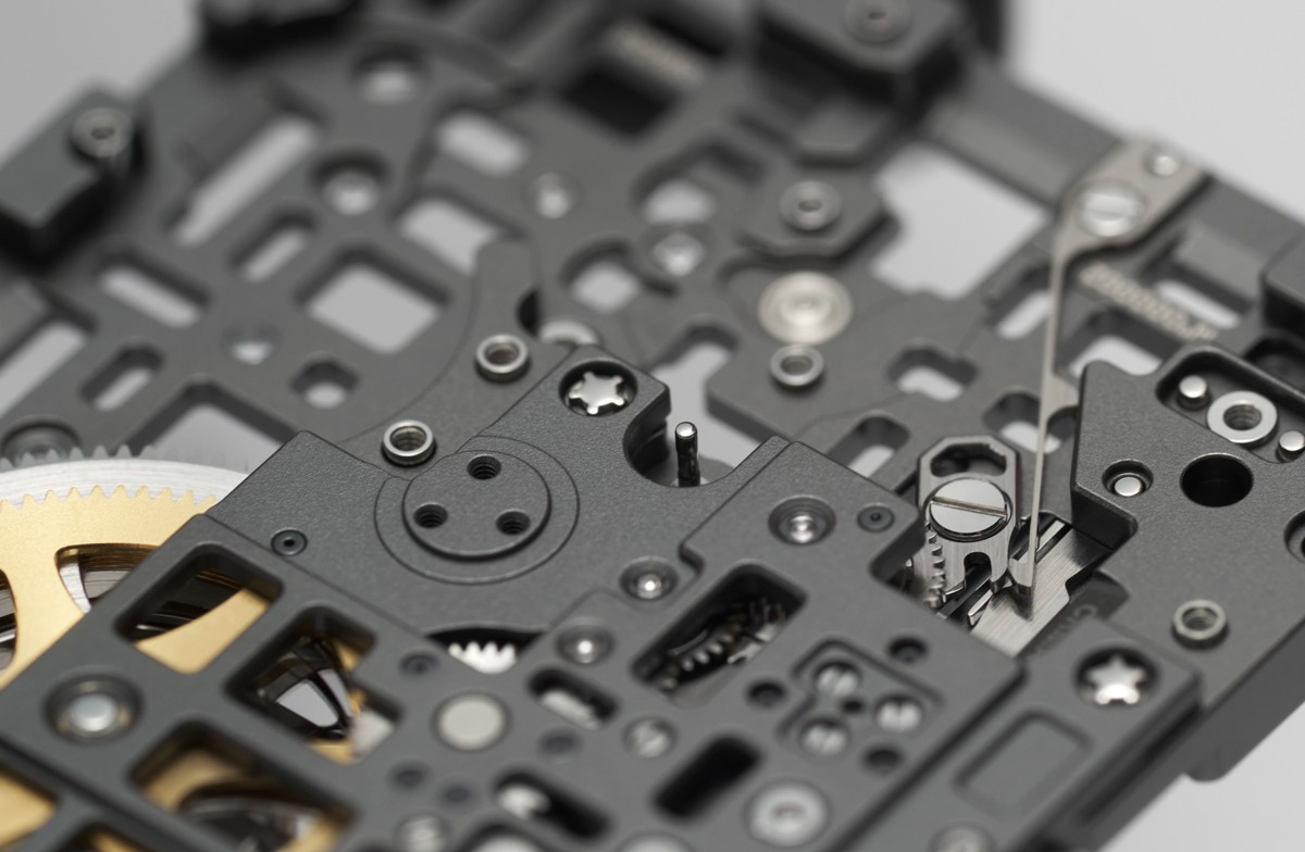 「RM 16-02 オートマティック エクストラフラット」自動巻き、テラコッタクオーツTPT®×クリーミーホワイトクオーツTPT®ケース(45.64×36.00mm)、ラバーストラップ。30m防水。価格要問い合わせ/リシャール・ミル(リシャールミルジャパン)