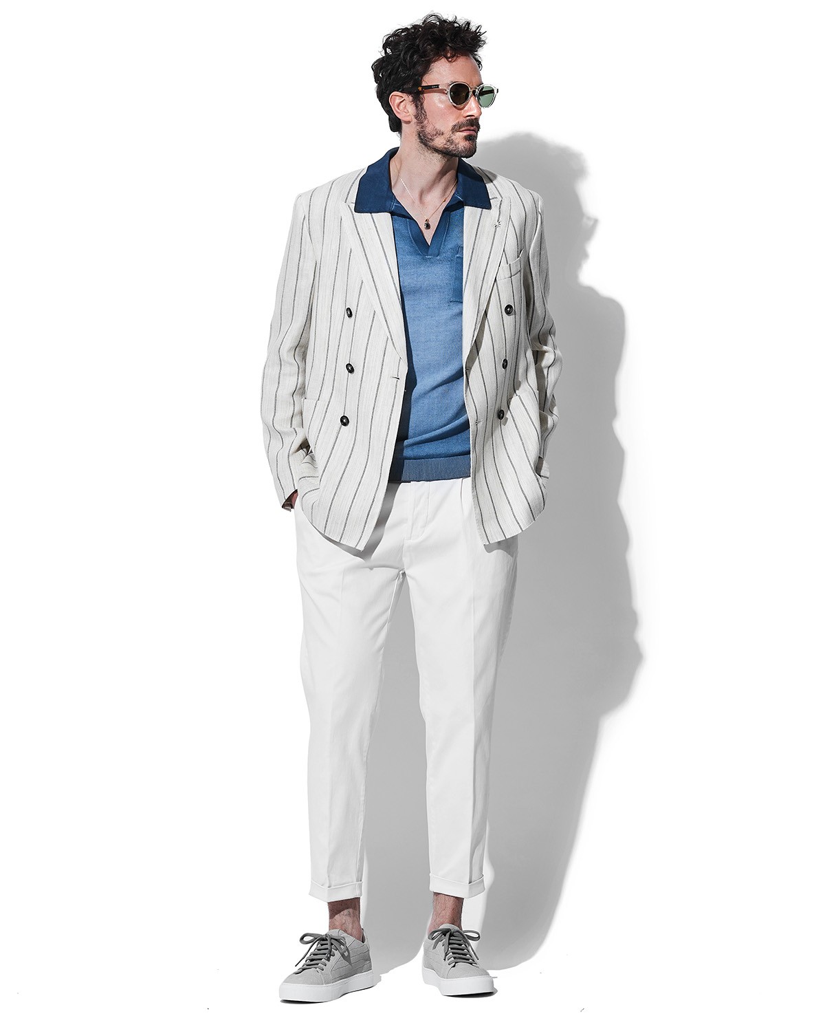 ジャケット11万3300円、パンツ3万6300円／ともにマヌエル・リッツ、ニットポロ2万5300円／リプレイ、靴4万7300円／ハイドアンドジャック、ネックレス9万3500円～／ジャスティン デイビス（すべて買えるLEON）