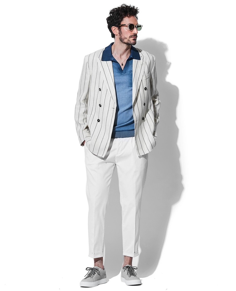 ジャケット11万3300円、パンツ3万6300円/ともにマヌエル・リッツ、ニットポロ2万5300円/リプレイ、靴4万7300円/ハイドアンドジャック、ネックレス9万3500円~/ジャスティン デイビス(すべて買えるLEON)