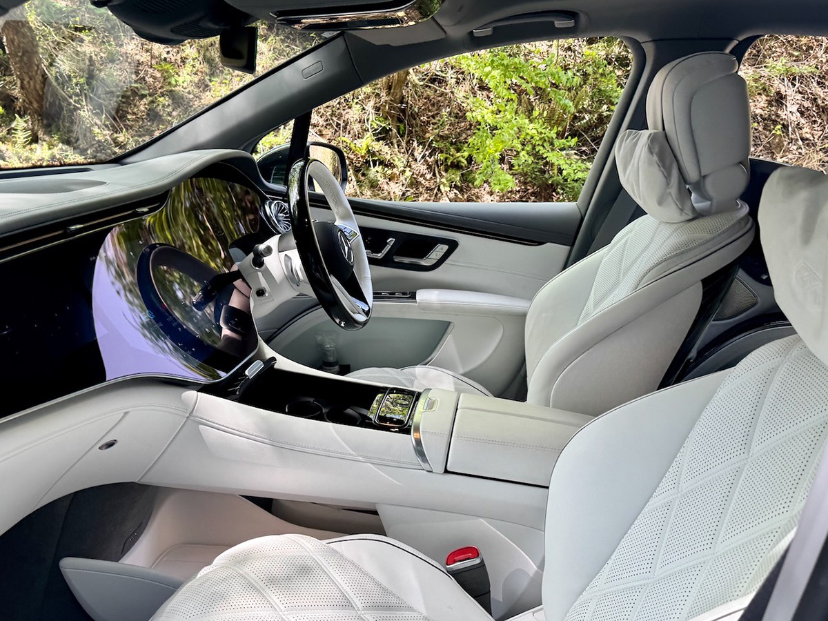 メルセデス・マイバッハEQS ダイヤモンドキルト加工のシートはソフトで座り心地がよい。写真/小川フミオ