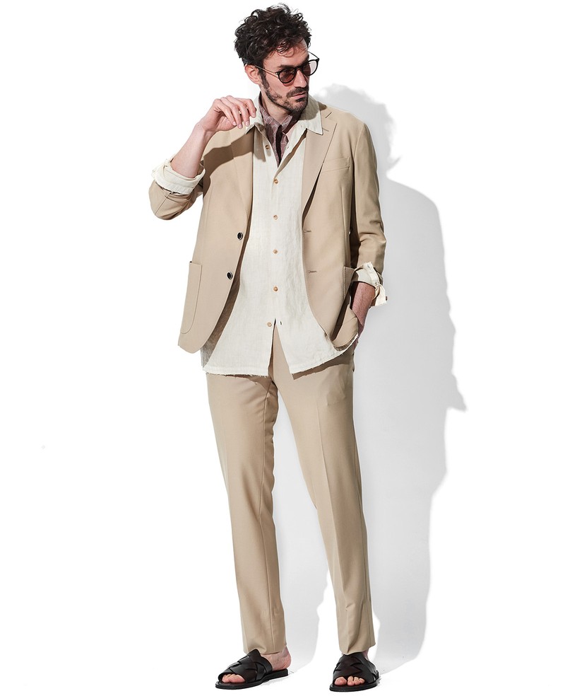 ジャケット8万9100円、パンツ3万7400円、サンダル3万800円／すべてアクアスキュータム、シャツ4万4000円／ダブルジェイケイ、スカーフ1万9800円／アット ヴァンヌッチ、サングラス4万1800円／ロッツァ×ダブルジェイケイ（すべて買えるLEON）