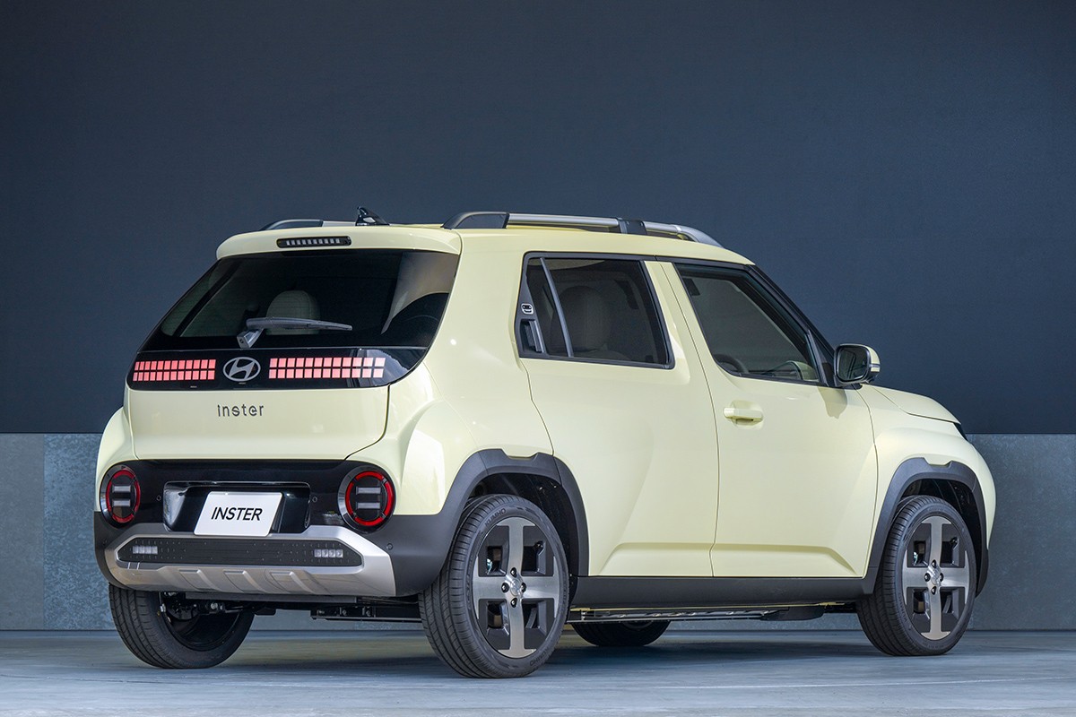 リアまわりでは、ブレーキランプがピクセルデザインに。丸型の意匠の中央にある2本のランプがウインカーになっている。