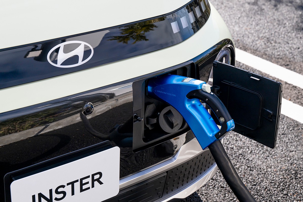 フロントのナンバープレートの脇に配置された充電ポート。150kWの急速充電器(CHAdeMO)に対応しており、約30分で10〜80%まで充電が可能。
