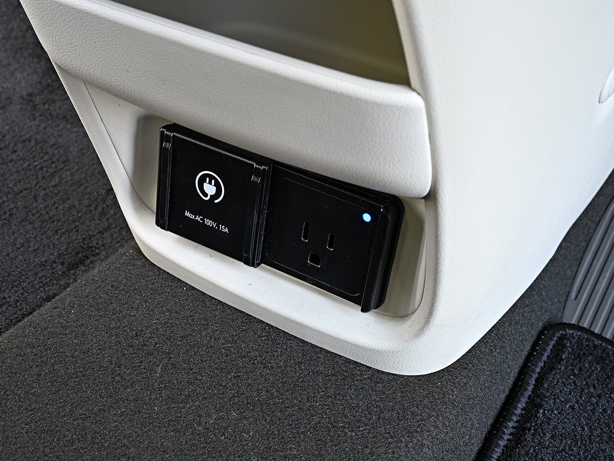 コンソール下部にあるコンセントで家電も使用できる、最大電力容量は1360W。USBポートも備わる。