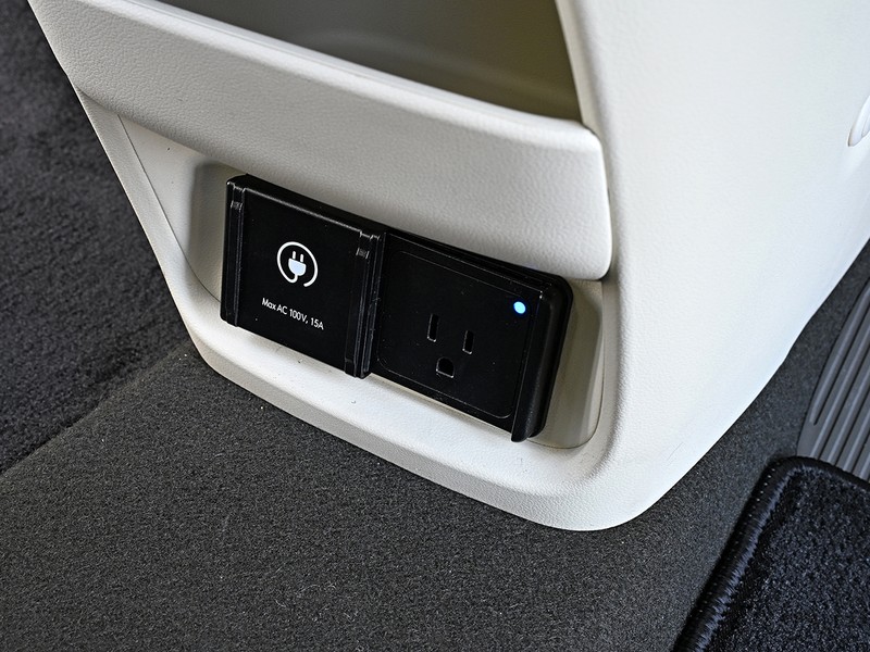 コンソール下部にあるコンセントで家電も使用できる、最大電力容量は1360W。USBポートも備わる。