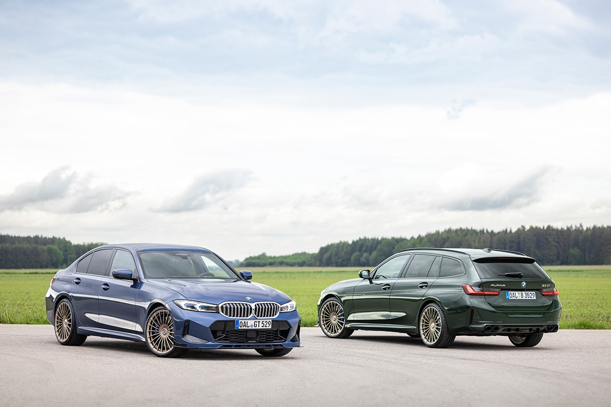 BMW3シリーズセダン&ツーリングをベースとした「B3 GT リムジン」(左)と「B3 GT ツーリング」。