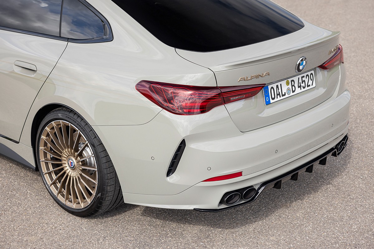 「B3 GT」、「B4 GT」ともに駆動方式は4WD。リヤ重視の完全可変式の四輪駆動システムと電子制御式リミテッド・スリップ・ディファレンシャルの組み合わせで、ドライバーの意のままになる正確なハンドリング性能を実現。