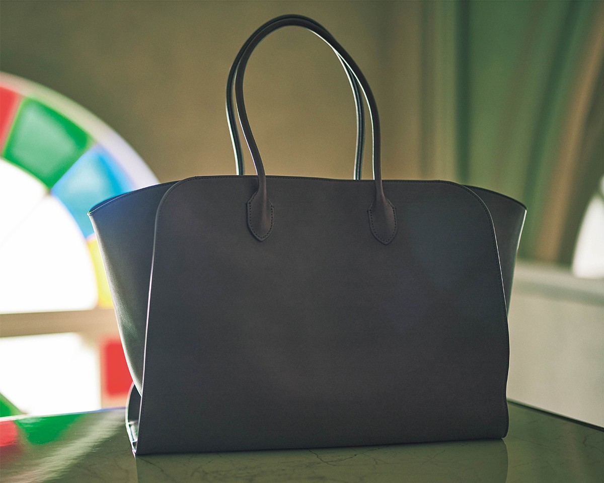 バッグ［W43×H30×D16cm］93万5000円／ザ・ロウ（ザ・ロウ・ジャパン）
