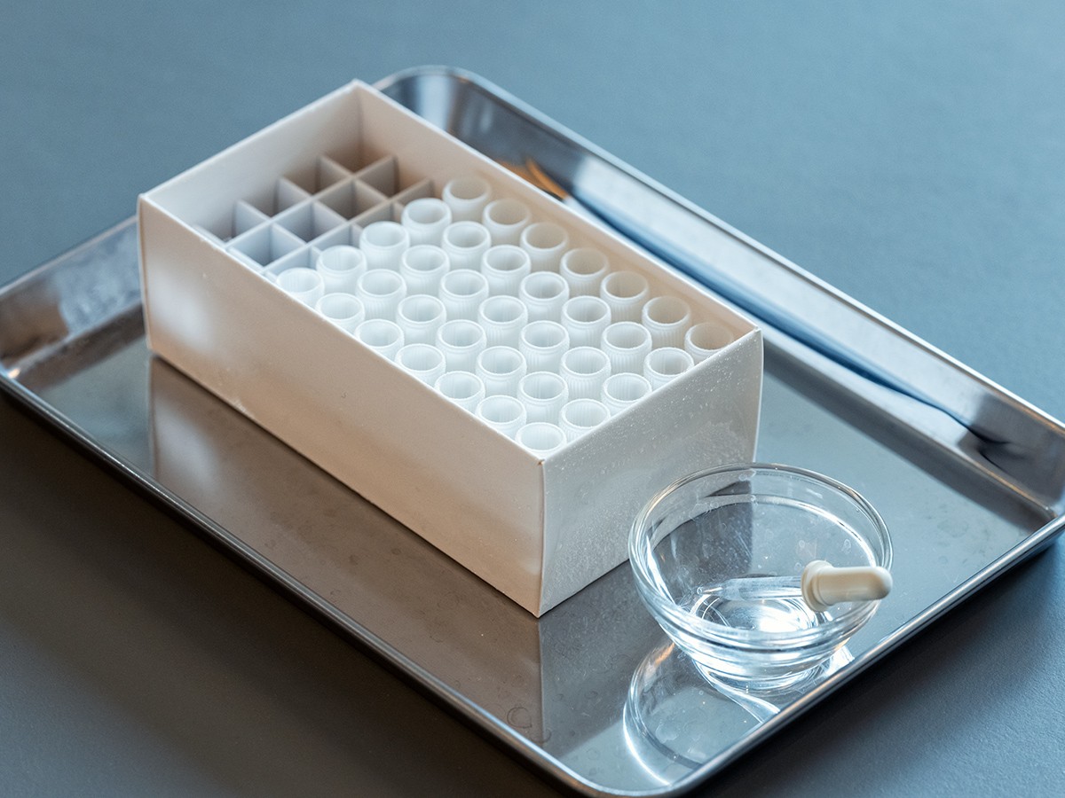 サロンで使うのは、−70℃の医療用冷凍庫に保管されたフリーズドライ状態の「コードプラセンタジャンクション(CPJ)」由来上清液。施術前に必要な量だけを自然解凍して使用します。