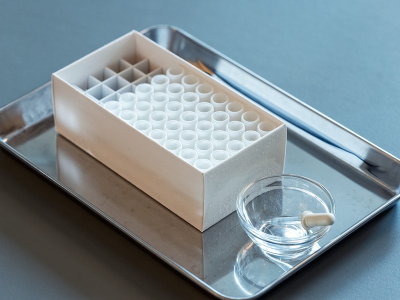 サロンで使うのは、−70℃の医療用冷凍庫に保管されたフリーズドライ状態の「コードプラセンタジャンクション（CPJ）」由来上清液。施術前に必要な量だけを自然解凍して使用します。